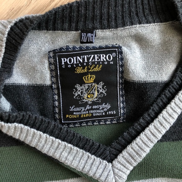 Like new 100% cotton men’s v-neck sweater. - Picture 3 of 5